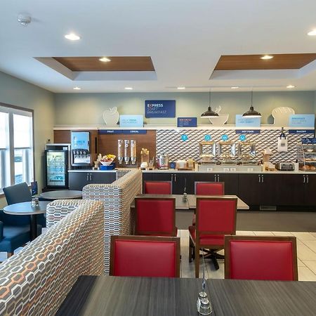 Holiday Inn Express & Suites Iron Mountain By Ihg Exterior photo