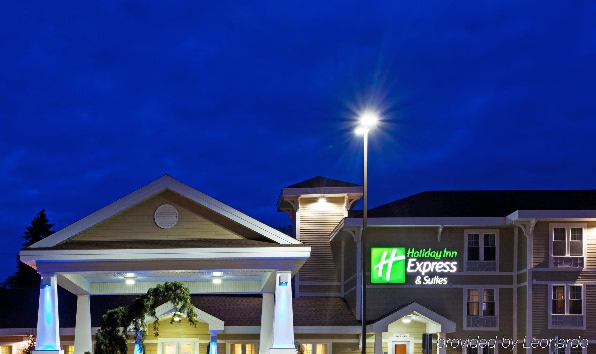Holiday Inn Express & Suites Iron Mountain By Ihg Exterior photo