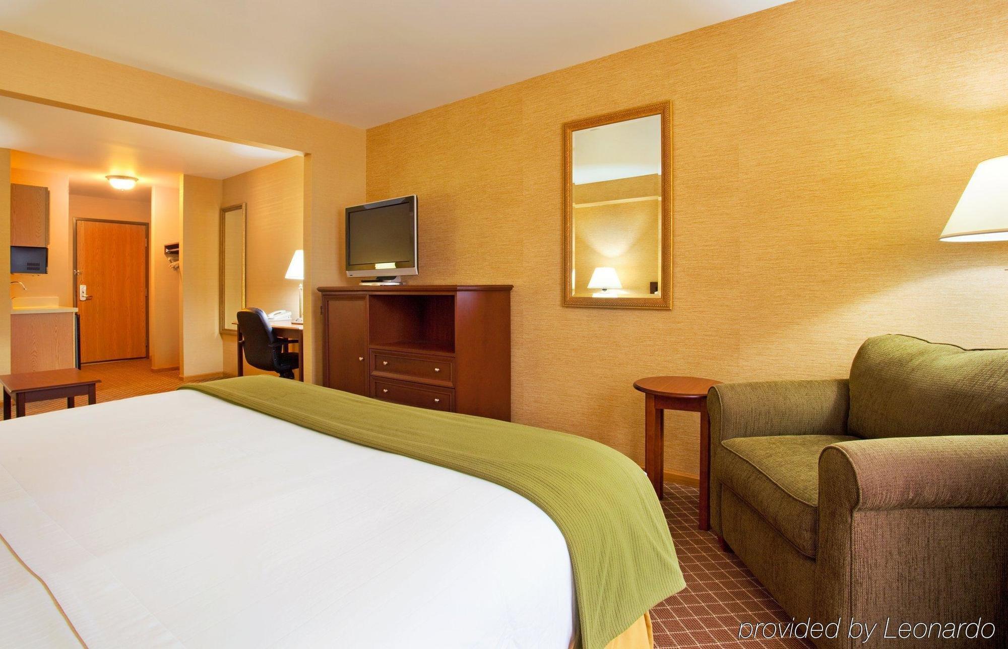 Holiday Inn Express & Suites Iron Mountain By Ihg Room photo