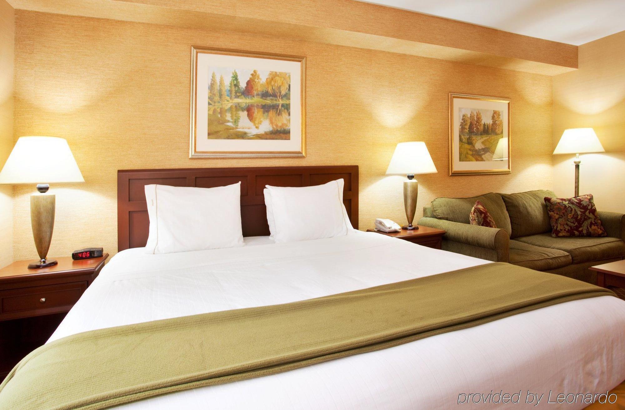 Holiday Inn Express & Suites Iron Mountain By Ihg Exterior photo