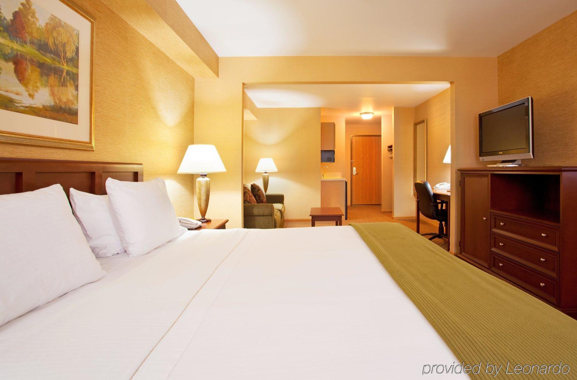 Holiday Inn Express & Suites Iron Mountain By Ihg Room photo