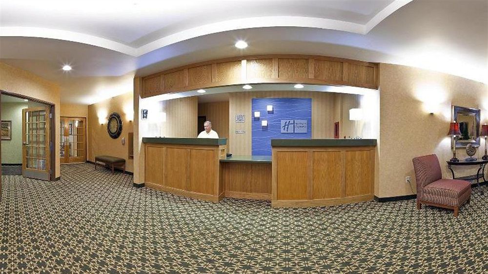Holiday Inn Express & Suites Iron Mountain By Ihg Exterior photo