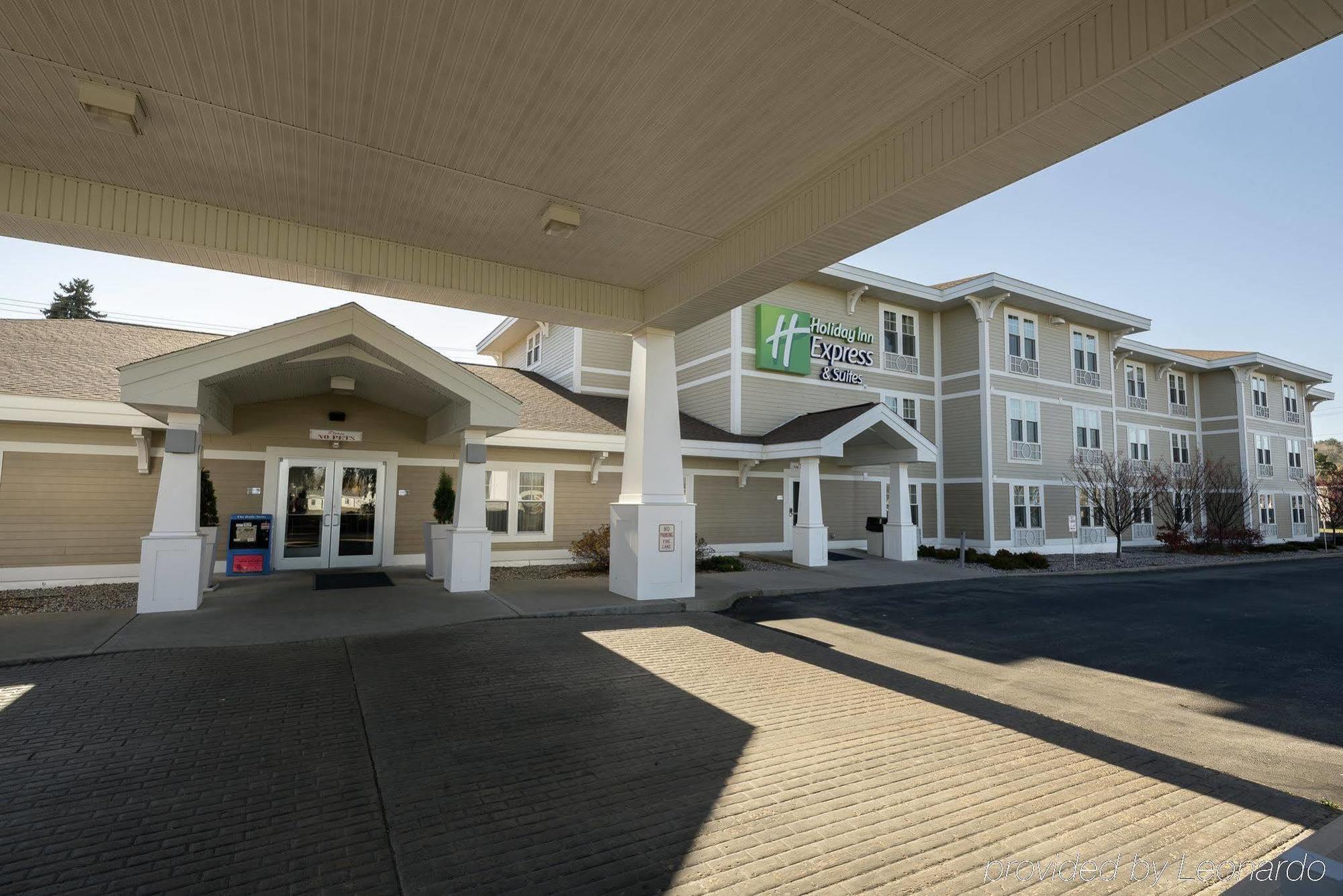 Holiday Inn Express & Suites Iron Mountain By Ihg Exterior photo
