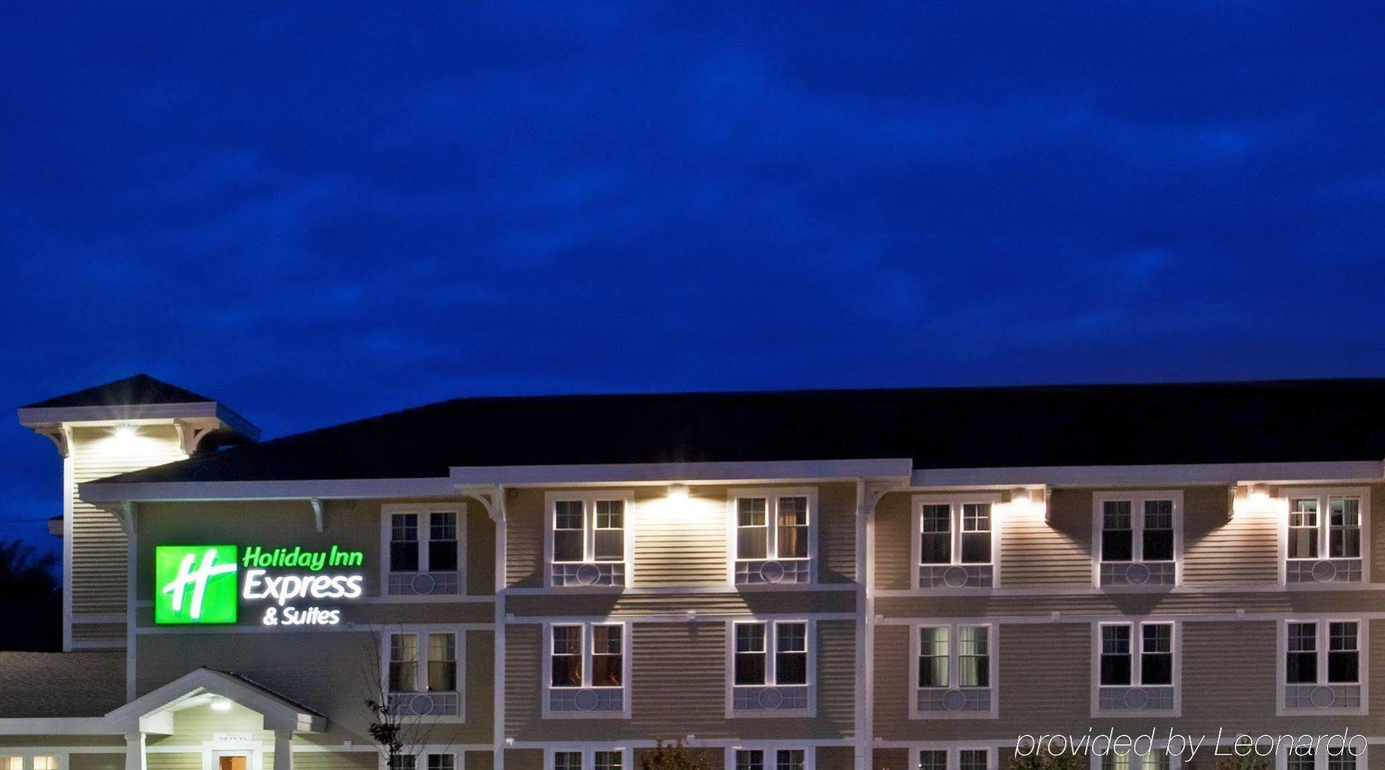 Holiday Inn Express & Suites Iron Mountain By Ihg Exterior photo