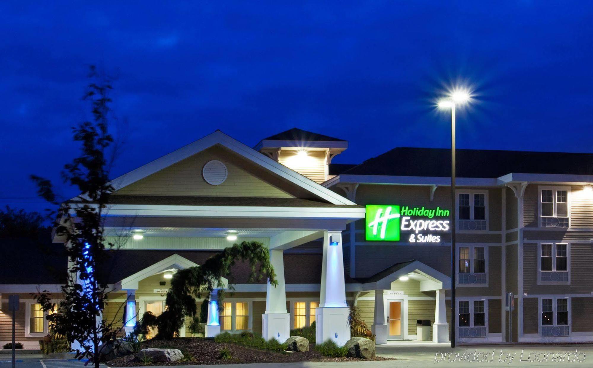 Holiday Inn Express & Suites Iron Mountain By Ihg Exterior photo