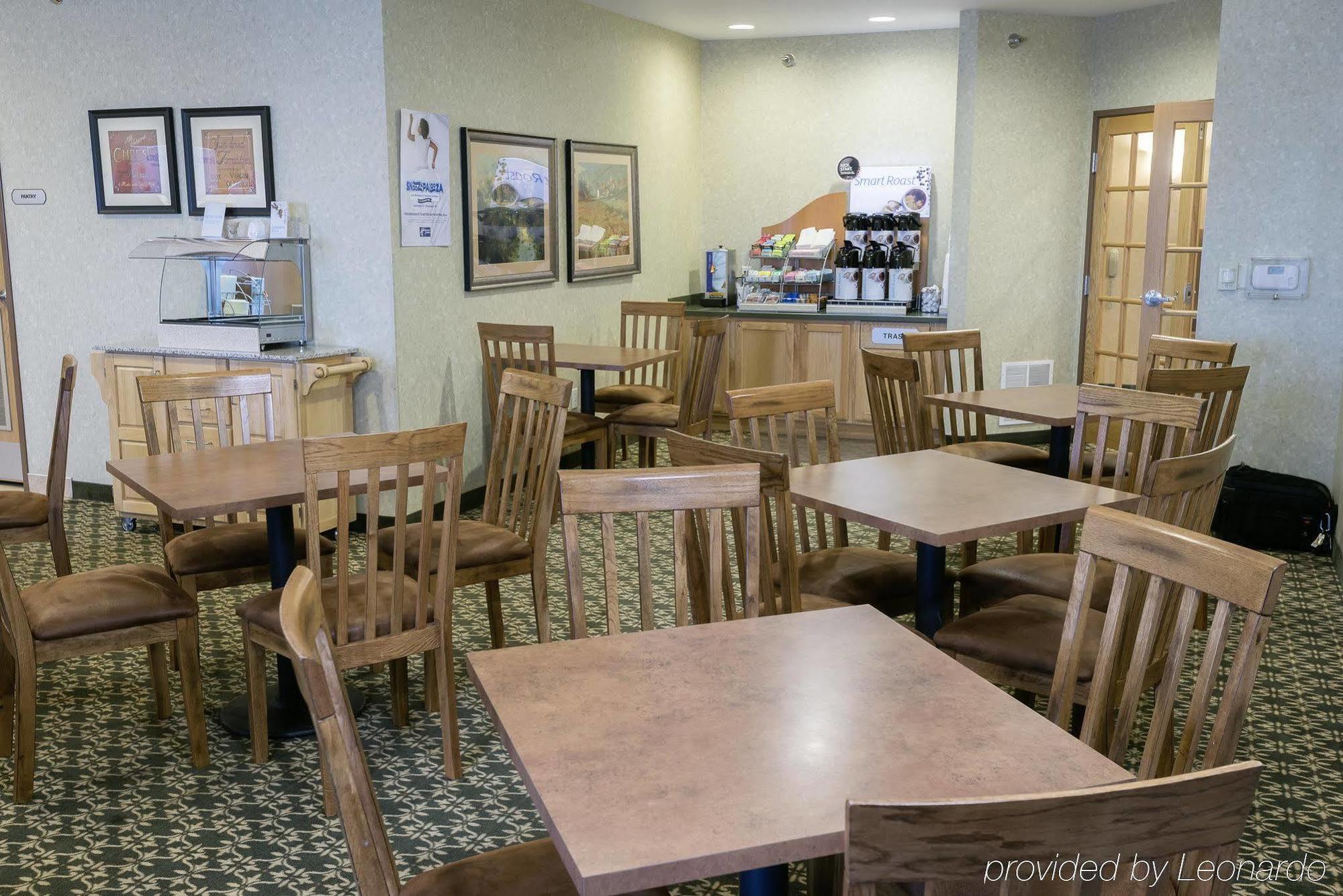 Holiday Inn Express & Suites Iron Mountain By Ihg Exterior photo
