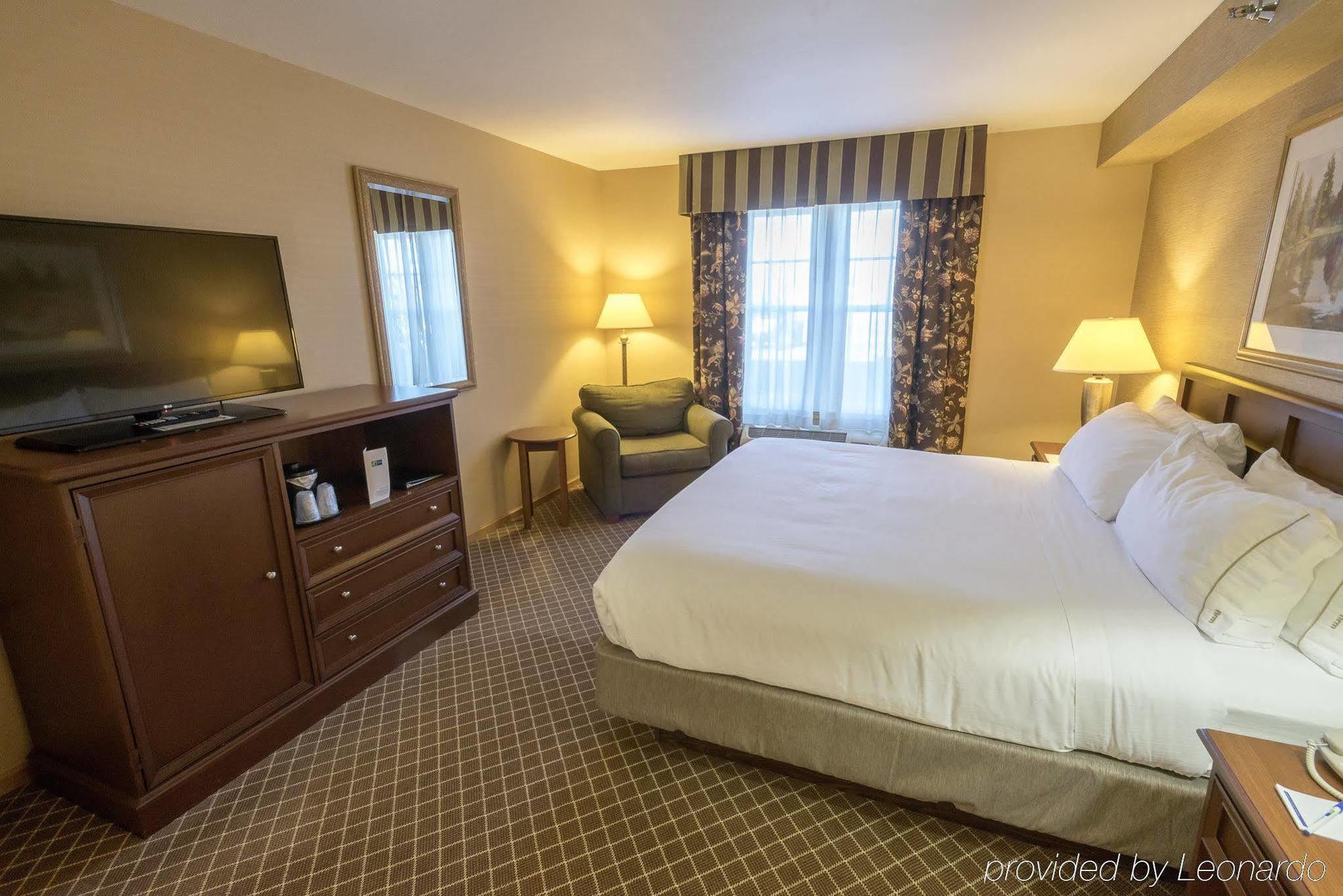 Holiday Inn Express & Suites Iron Mountain By Ihg Exterior photo