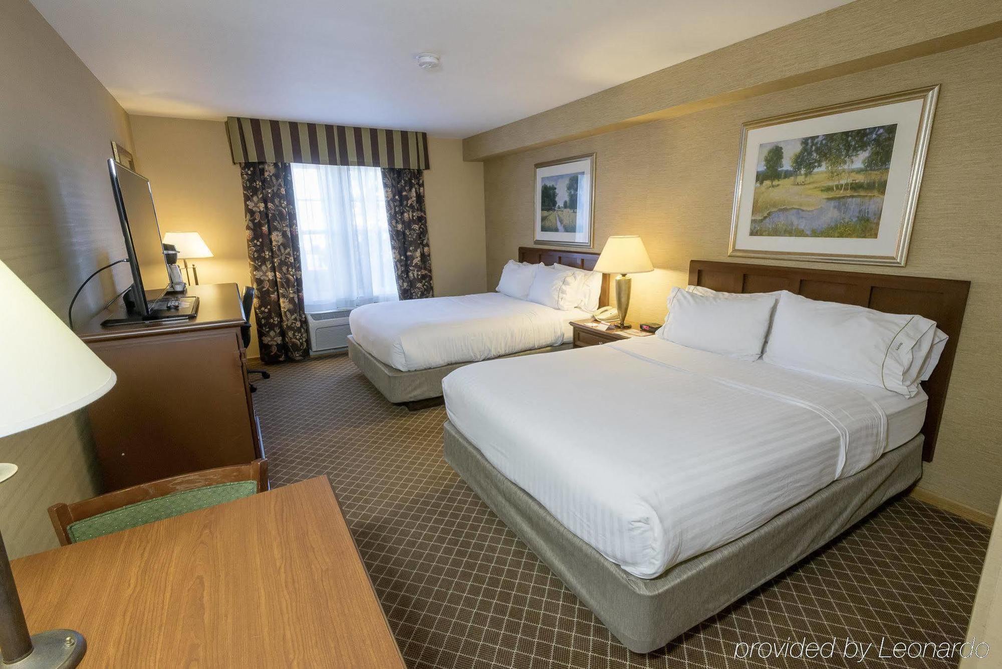 Holiday Inn Express & Suites Iron Mountain By Ihg Exterior photo