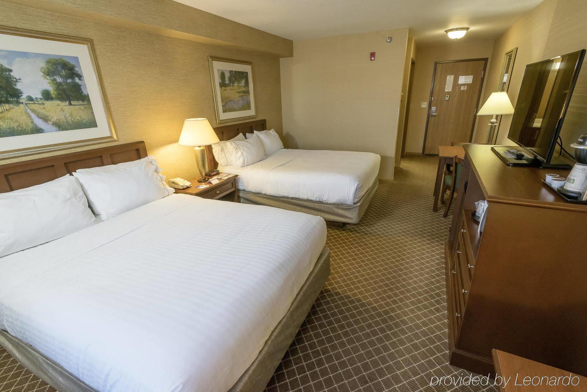 Holiday Inn Express & Suites Iron Mountain By Ihg Exterior photo