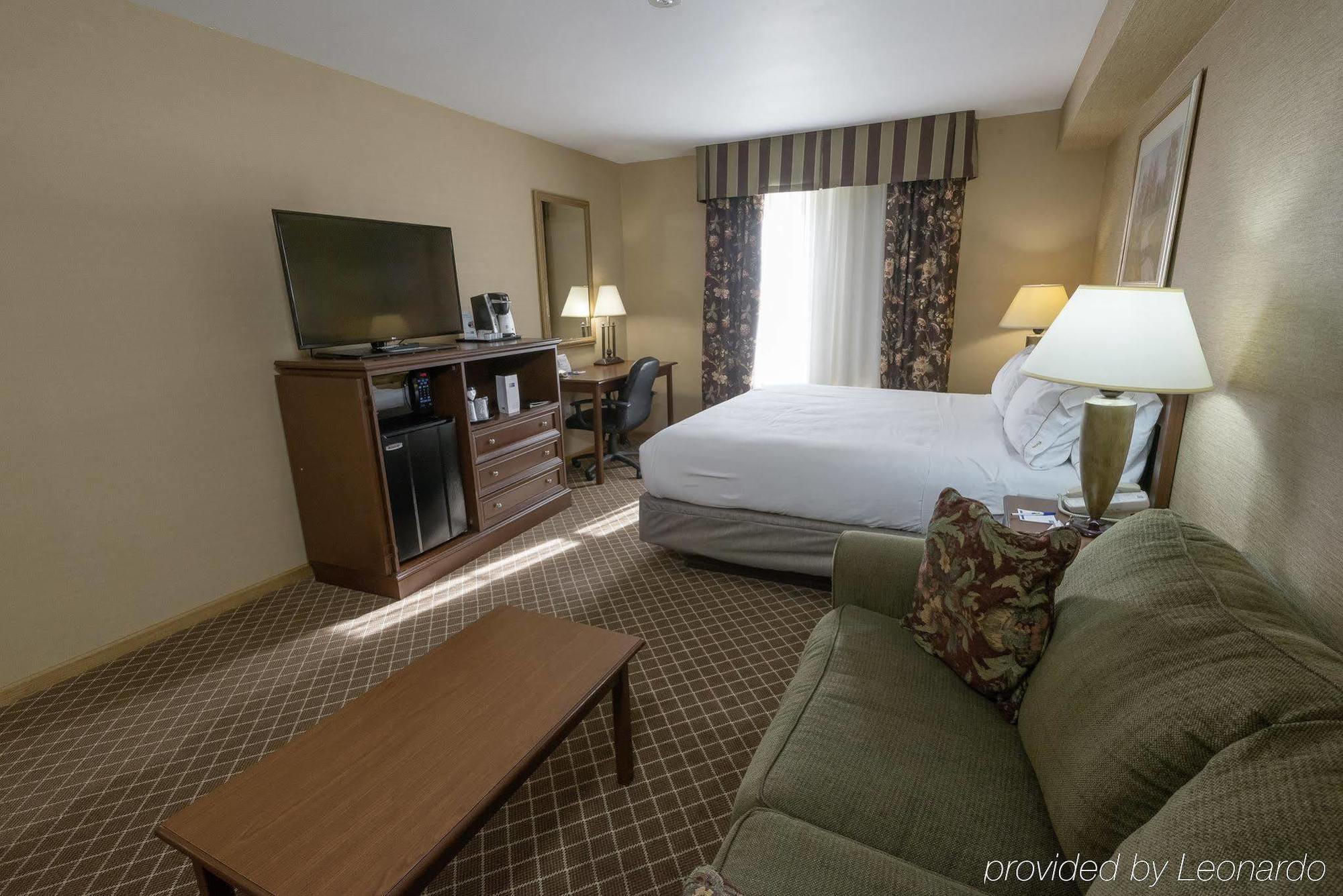 Holiday Inn Express & Suites Iron Mountain By Ihg Exterior photo