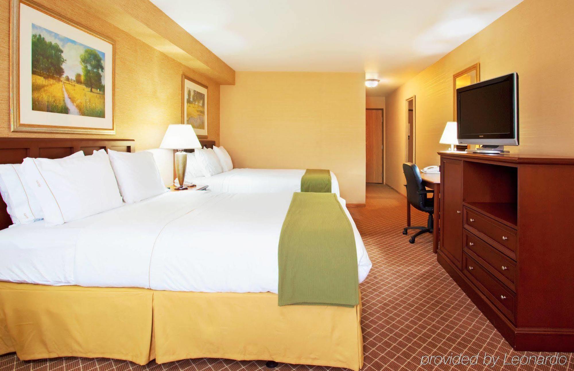Holiday Inn Express & Suites Iron Mountain By Ihg Room photo