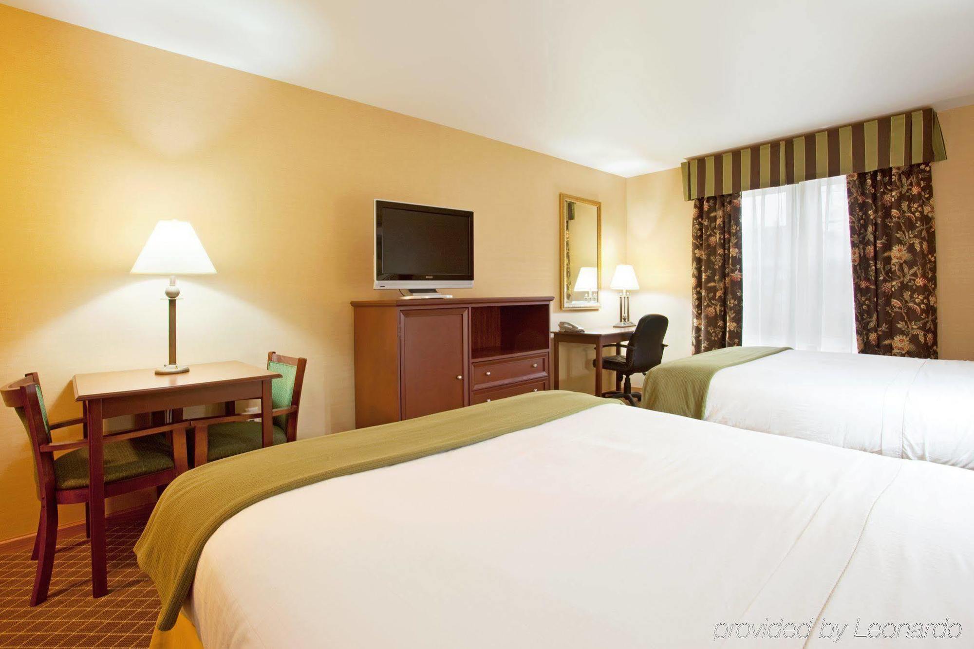 Holiday Inn Express & Suites Iron Mountain By Ihg Room photo