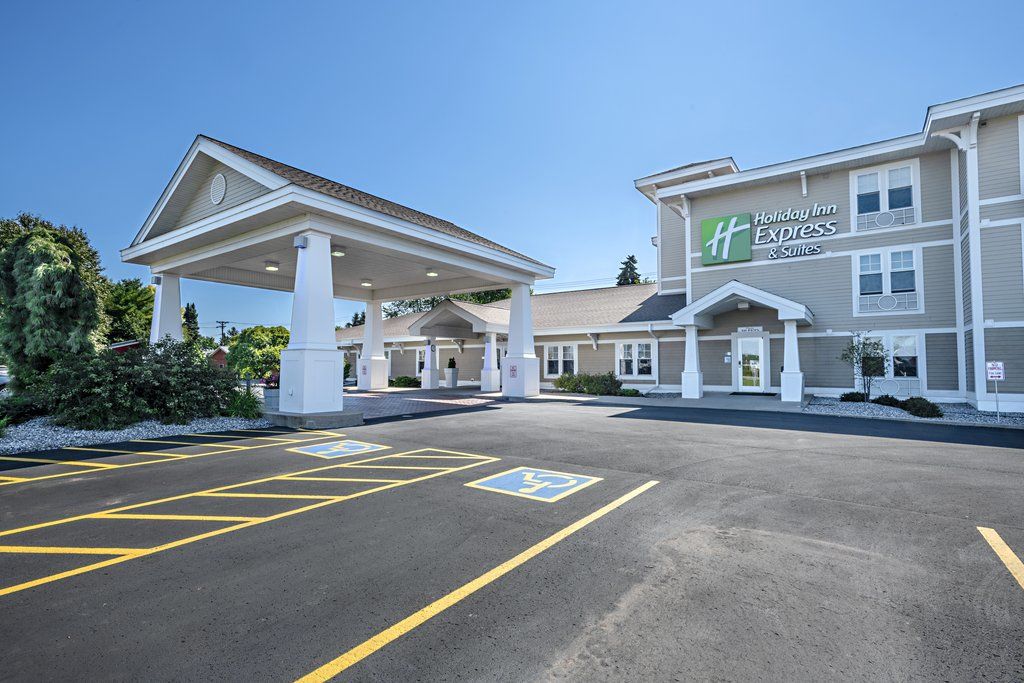 Holiday Inn Express & Suites Iron Mountain By Ihg Exterior photo