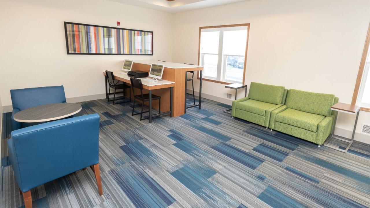 Holiday Inn Express & Suites Iron Mountain By Ihg Exterior photo