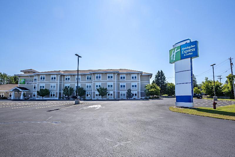 Holiday Inn Express & Suites Iron Mountain By Ihg Exterior photo