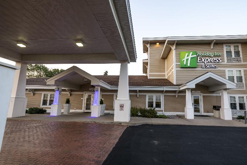 Holiday Inn Express & Suites Iron Mountain By Ihg Exterior photo